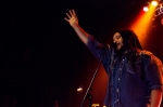 Stephen Marley throws his hand in the sky thanking the crowd for their support. Photo: Talyn Sherer