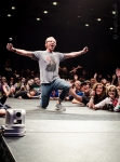 Simon Pegg majestically posing for a portrait in front of a cheering audience. Photo: Matt Brunk