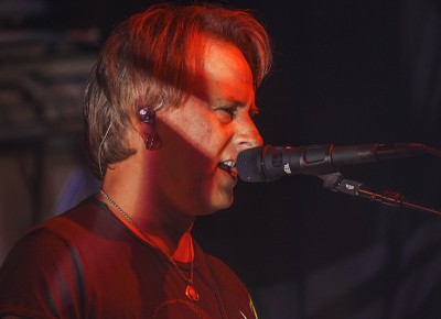 Lead guitarist Jerry Cantrell showcases his vocal range while performing with Alice in Chains. Photo: Talyn Sherer