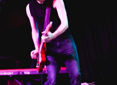 Jon Fratelli shuffling and shaking during a guitar solo.