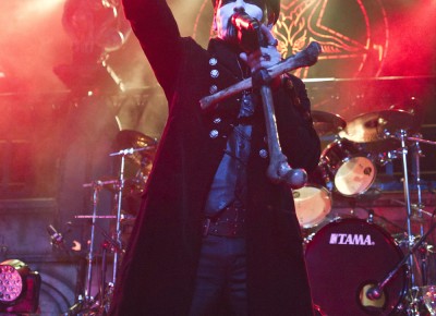 King Diamond points out to the crowd. Photo by Madi Smith.