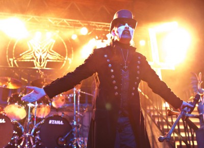 King Diamond elicits cheers from the crowd. Photo by Madi Smith.