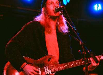 Kyle Henderson singing a combination of lonesome and romantic blues rock. Photo: @LMSORENSON