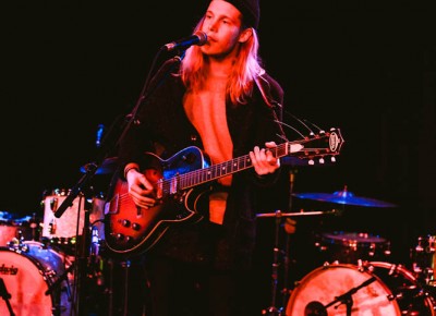 Kyle Henderson gently opens up the crowd with his bluesy serenade. Photo: @LMSORENSON