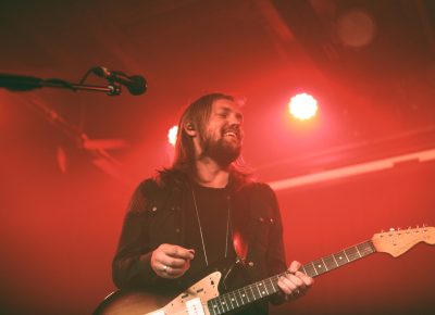 Definitely enjoying the music and the set, guitarist and singer Russell Marsden of Band of Skulls. Photo: Logan Sorenson @Lmsorenson