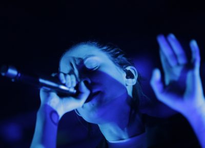 Sara providing vocals onstage in SLC. Photo: @Lmsorenson