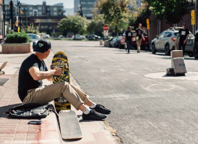 Dan Hadley sets up a fresh board for the day ahead as part of team Kewl Autumn Breeze. Photo: Niels Jensen