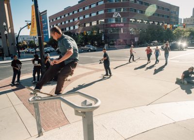 With multiple teams looking on, Sam front boardslides a kinker. Photo: Niels Jensen