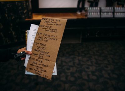 Angela H. Brown holds up the card of winning teams/riders. Photo: Niels Jensen