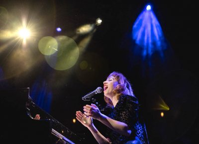 Regina Spektor clapping along with the song and the audience. Photo: Lmsorenson.net