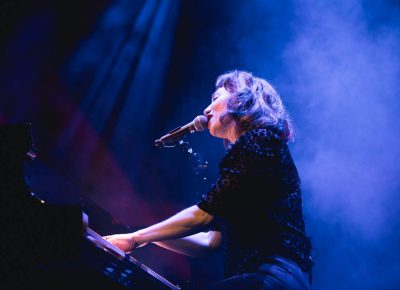 Regina Spektor with spotlights behind her, which illuminate the mood perfectly. Photo: Lmsorenson.net