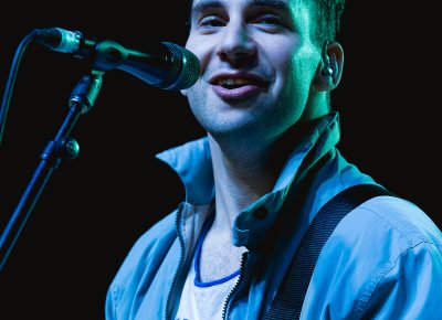 Jack Antonoff of Bleachers takes the stage. Photo: Logan Sorenson / Lmsorenson.net