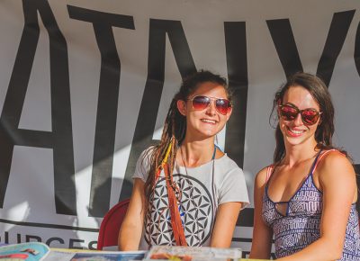 (L–R) Catalyst staff Anna Albertsen and Sophie Silverstone talked shop with magazine lovers in the crowd. Photo: Talyn Sherer