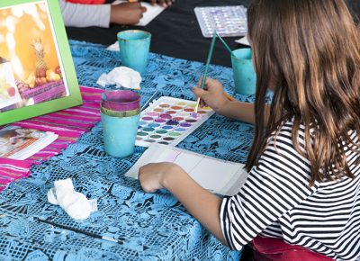 A little girl is about to begin a new painting. Photo: @jbunds