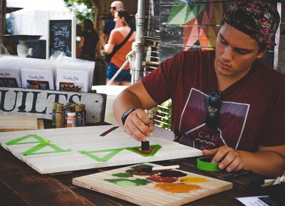 Tweetle Dee puts on a live demonstration of his craft for those who frequented his booth. Photo: @taylnshererphoto