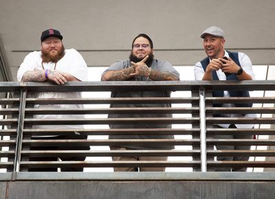 Three gentlemen watch the festival from above. Photo: @jbunds