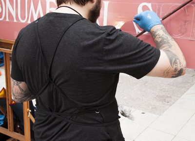 Skyler Chubak's steady hand aiding him during a live lettering demonstration. Photo: @jbunds