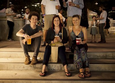 Three friends sit on the steps and enjoy their beers. Photo: @jbunds