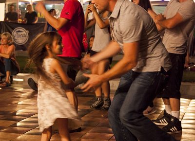 A father dances with his daughter during Joshy Soul and the Cool performance. Photo: @jbunds