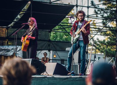 Bridgers was joined by another guitarist in a purple suede jacket. Photo: johnnybetts.com