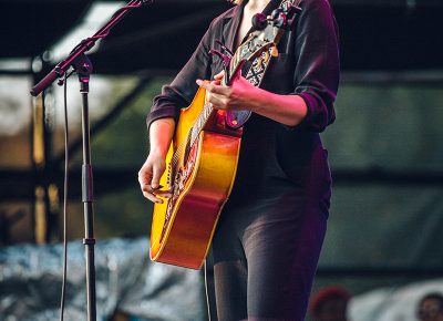 In addition to her heart-melting voice, her guitar (a Gibson) and guitar playing are equally evocative. Photo: johnnybetts.com