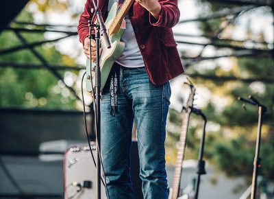 That fine suede jacket and smooth Nashville playing style. Photo: johnnybetts.com