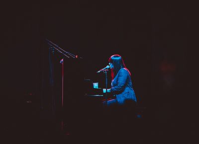 Cat switched to piano near the second half and swooned us with her mesmorizing and almost hypnotic songs. Photo: johnnybetts.com