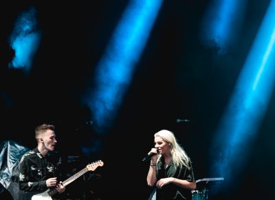 (R–L) Lyndsey Gunnulfsen and Alex Babinski playing in Salt Lake CIty. Photo: Lmsorenson.net