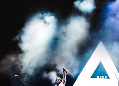 Encouraging the crowd to chant along, Jared Leto raises his hand in the air. Photo: Lmsorenson.net