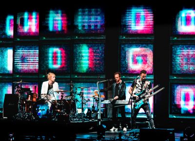 Drummer Dominic Howard and bassist Chris Wolstenholme playing with changing patterns on the panels behind. Photo: Lmsorenson.net