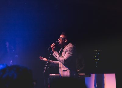 Desi Valentine has the crowd at his feet as he sings. Photo: Lmsorenson.net