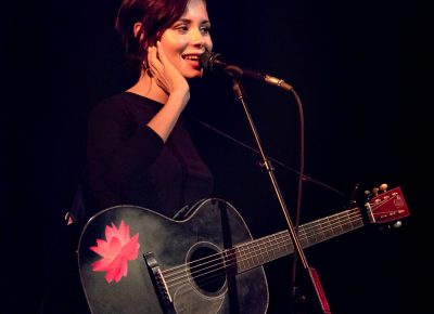 Musician Nina Nesbitt tells the audience to say hello after her set and come grab a CD. Photo: Lmsorenson.net