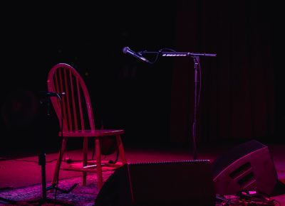 Modest setup for the evening's music: just a chair, some lights and a mic. Photo: Lmsorenson.net