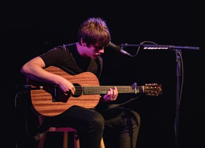 Jake Bugg takes the stage and begins playing. Photo: Lmsorenson.net