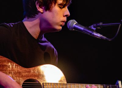 Jake Bugg and his calm, concentrated demeanor is only interrupted by the song's end. Photo: Lmsorenson.net