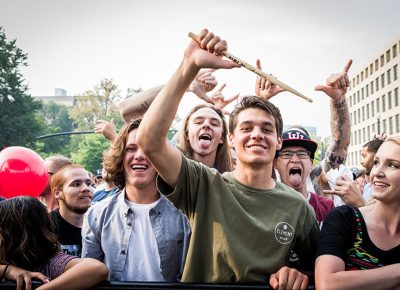 A lucky fan snags a Pepper drumstick.