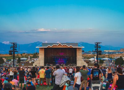 The crowds filled up all the way to the back lawn.