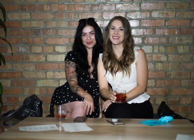 (L-R) Annie and Emily Hansen got some seats against the wall early on. Photo: @clancycoop