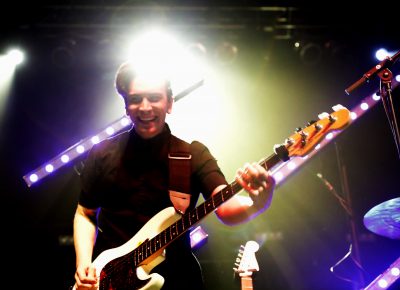 Tessa Violet's guitarist is all smiles during this show. Photo: @Lmsorenson Photography