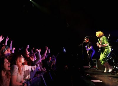 Tessa Violet, band and fans jumping together. Photo: @Lmsorenson Photography