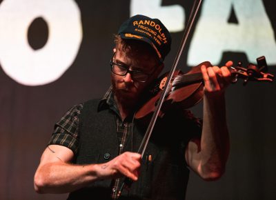 Matt Heckler plays a solo performance of vocals and violin and commands the attention of the whole room. Photo: @Lmsorenson