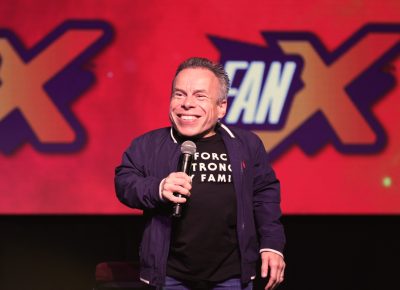 Actor Warwick Davis comes on stage to a loud roar of fans. Photo: @Lmsorenson