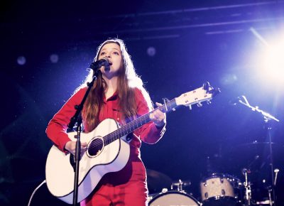 British musician and professional smiler, Jade Bird. Photo: @Lmsorenson