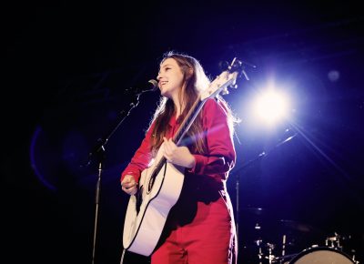 Jade Bird with her guitar. Photo: @Lmsorenson