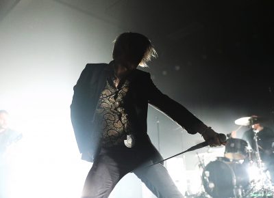 Dennis Lyxzén posing for the audience during a drum solo. Photo: @Lmsorenson