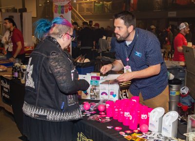 (L–R) Darcy Murphy chats with Mike Aguilar about how important it is to support Planned Parenthood. Boo!stillery’s pink mugs included a $5 donation to Planned Parenthood.