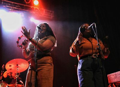 Back-up singers on stage with Michael Kiwanuka.