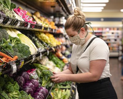Danielle Susi shops for produce the smart way.