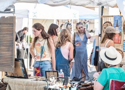 DIY-goers check out the local vendors.