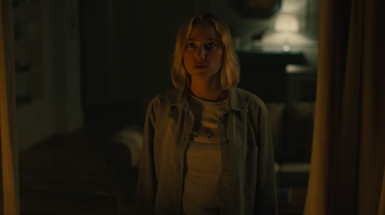 Still of Maika Monroe in Watcher